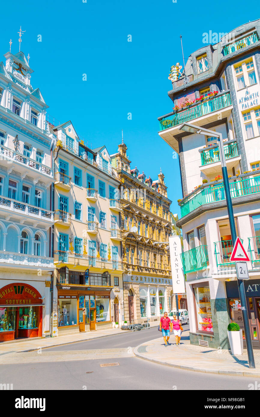 Karlsbad, Tschechische Republik - 26. August 2016: Europäische farbenfrohe Gebäude und Straßen in sonnigen Tag Stockfoto