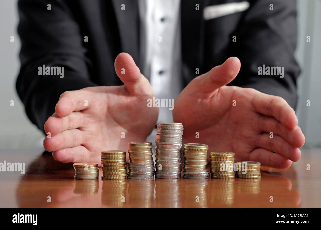 Geschäftsmann mit Geld Stockfoto