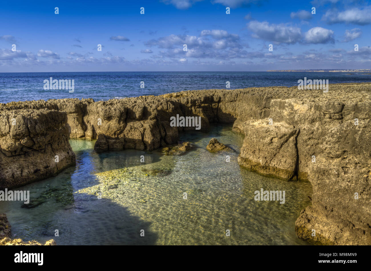 Es gibt ein paar kleinen Meer Pool auf dieser Küste Stockfoto