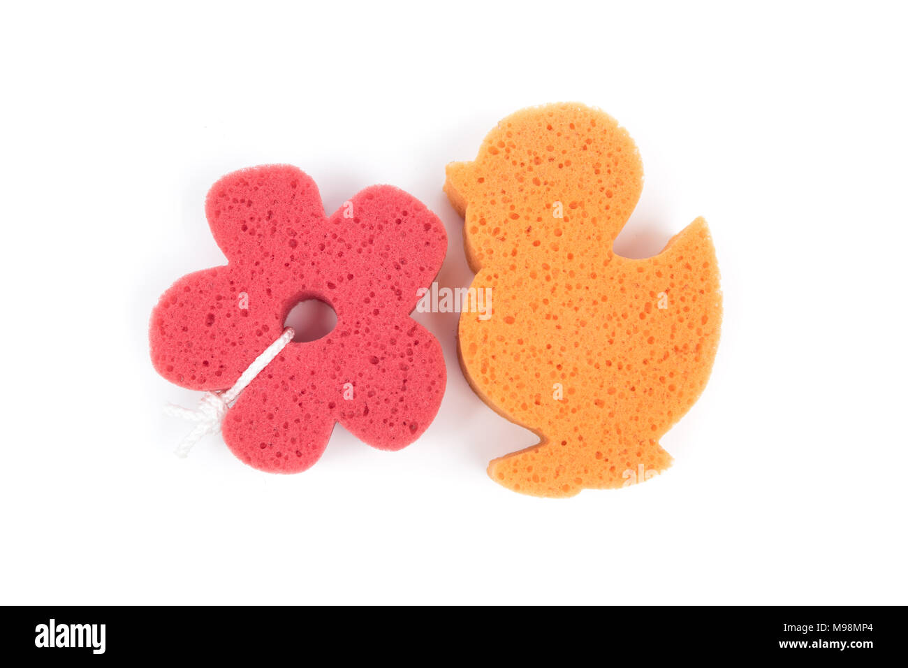 Blumen- und Ente geformte Badewanne Schwamm auf weißem Hintergrund, Oberfläche. Rot und Orange baden Schwamm. Stockfoto