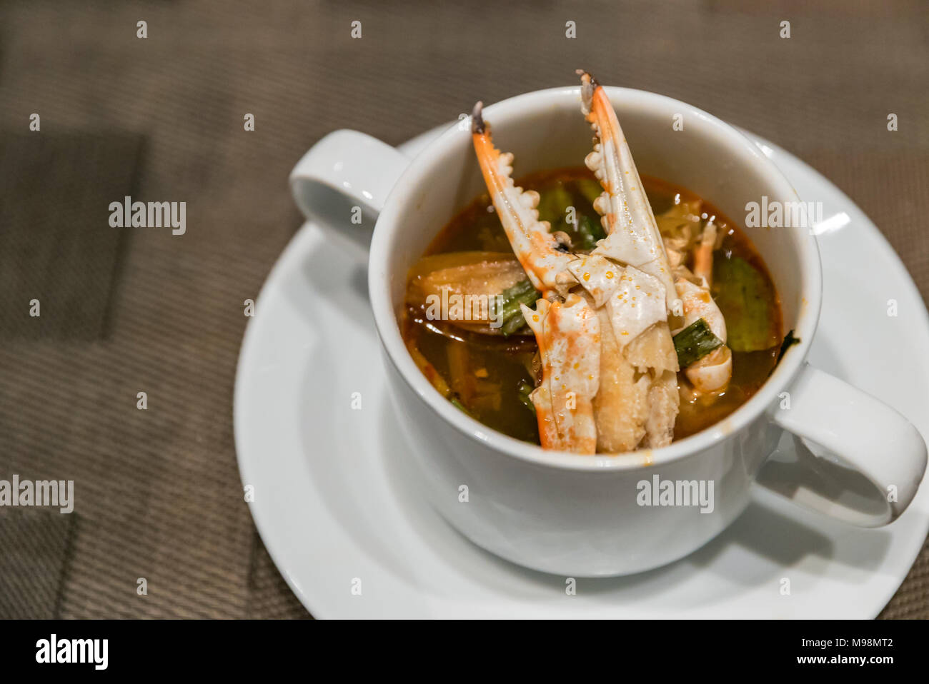 Thai Tom Yum würzige Fischsuppe Krabbensuppe Stockfoto