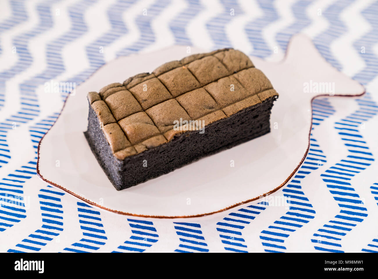 Stück Holzkohle Sponge Cake Slice Stockfoto