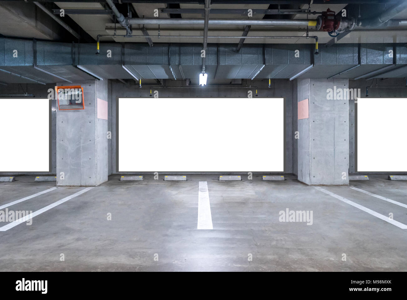 Leeren Parkplatz Tiefgarage mit leeren Reklametafeln, Interieur Shopping Mall in der Nacht Stockfoto