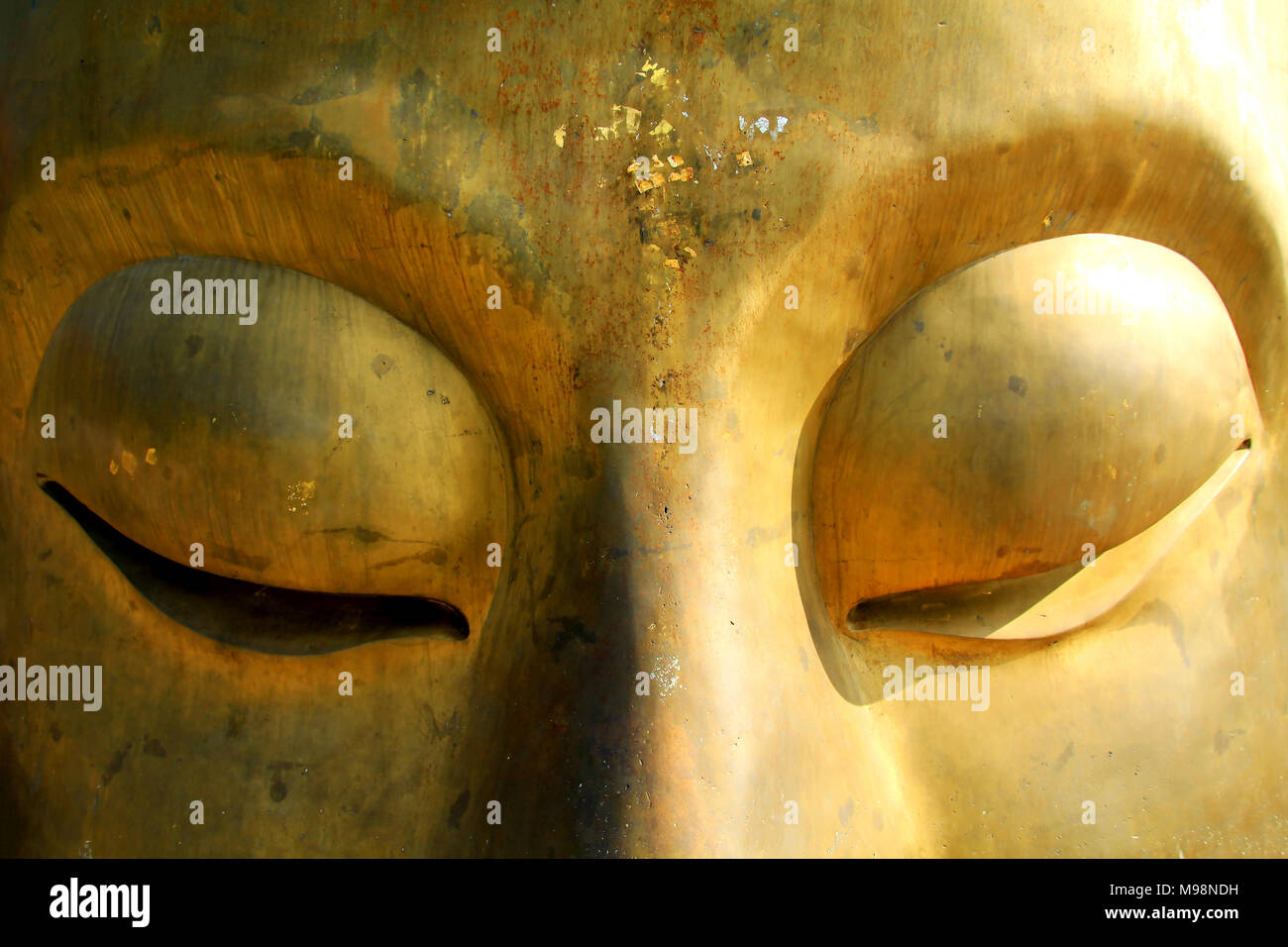 Close-up Buddha Gesicht mit Licht und Schatten. Stockfoto