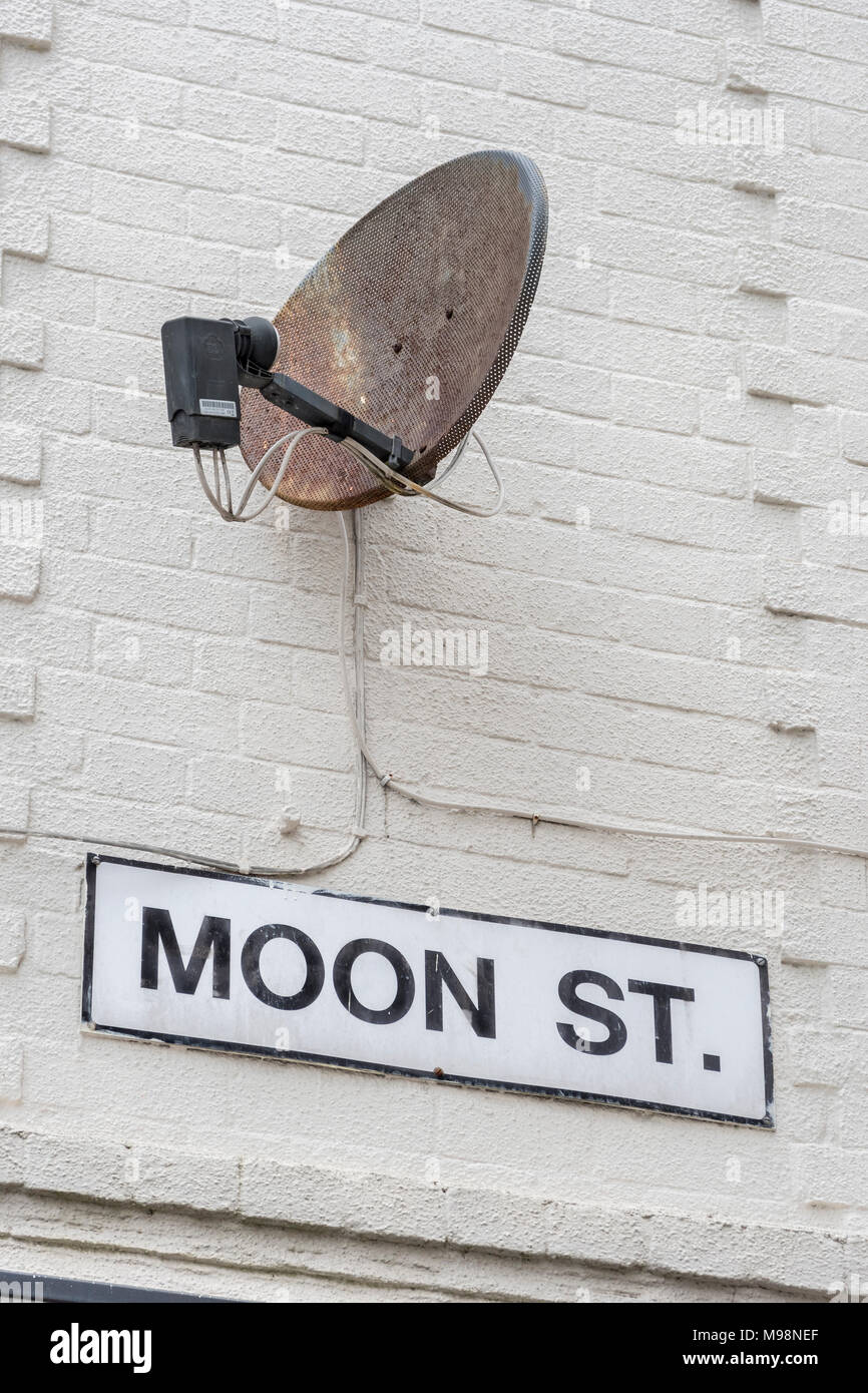 Lustige kleine Szene aus Plymouth, Devon - Satellitenschüssel mit Mond Street Sign. Stockfoto
