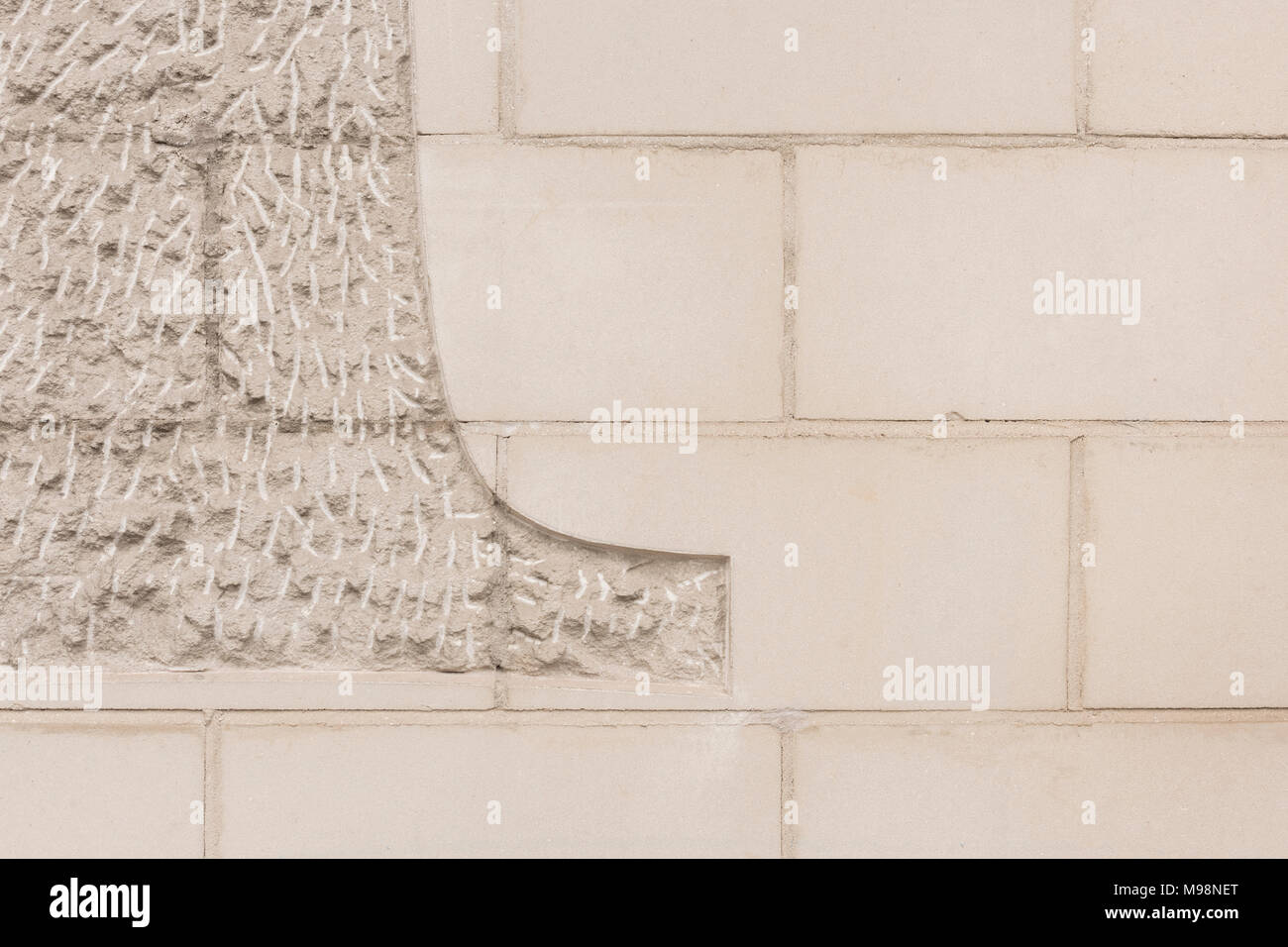 Liniert/jagte Kalksteinfassade Textur. Stockfoto
