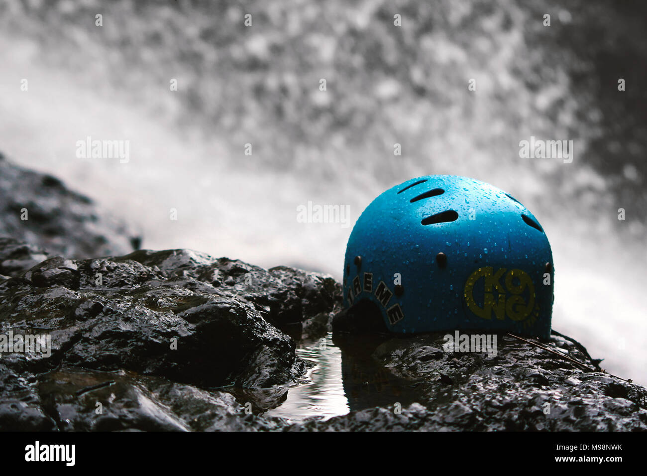 THAILAND, vom 24. Juli 2009: Schutzhelme für Abenteuer Sport mit Wasserfall Hintergrund verwendet. im Khao Yai Nationalpark Thailand. Stockfoto