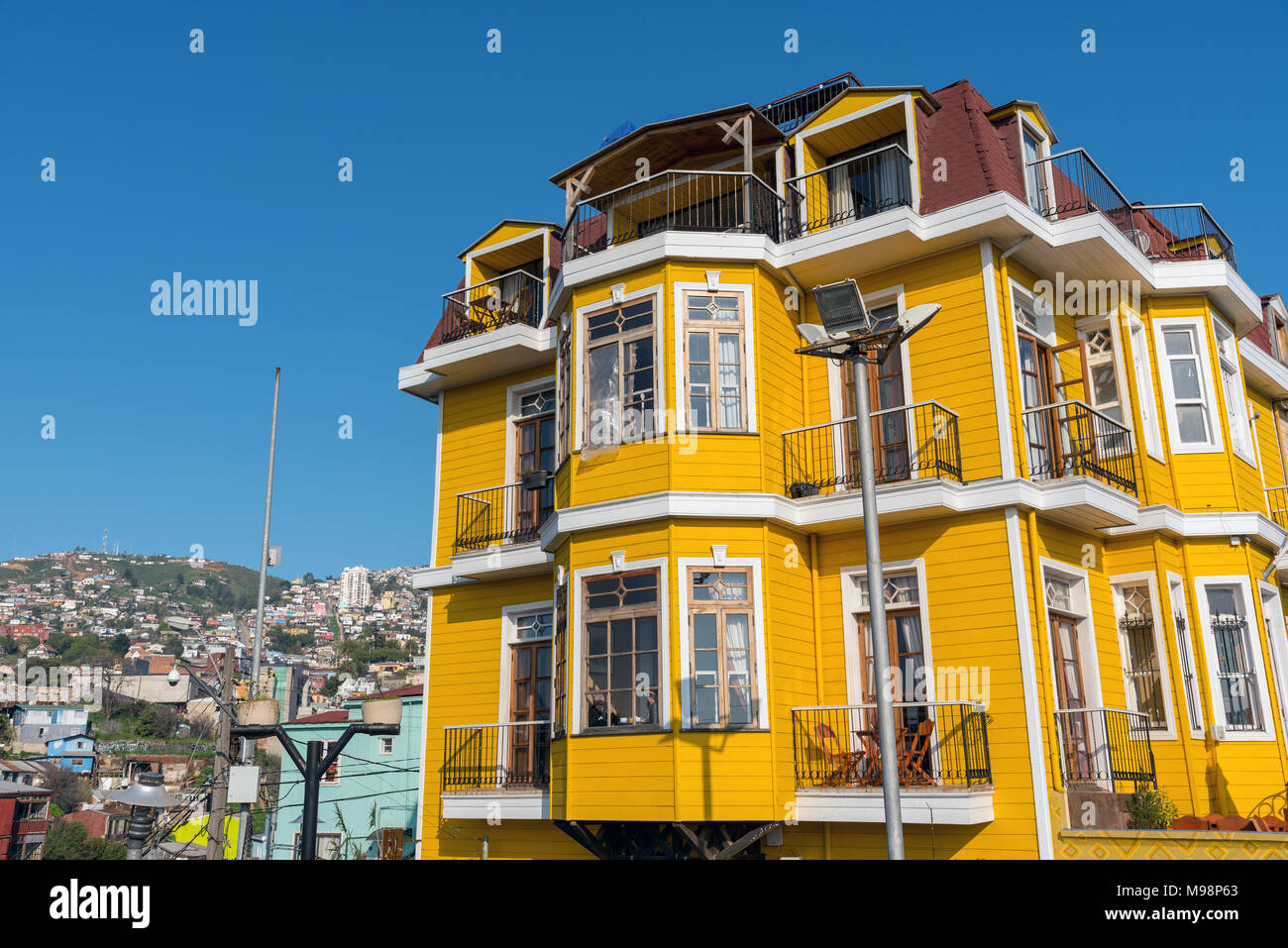 Schönes traditionelles Gebäude in Valparaiso, Chile gesehen Stockfoto