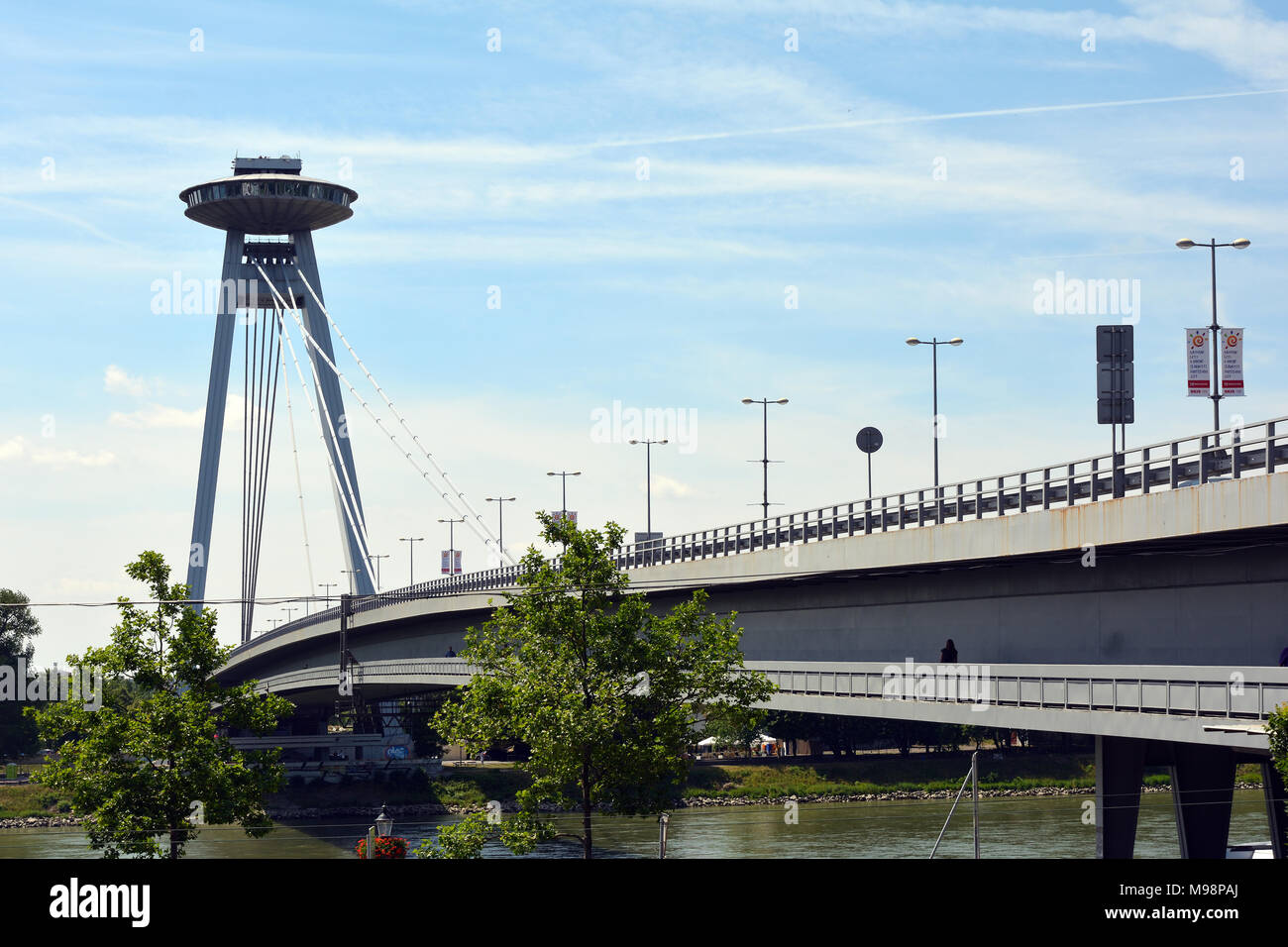 Bratislava, Slowakei - 14. Juni 2017: Brücke der Slowakischen Nationalen Aufstandes SNP über die Donau in Bratislava - Slowakei. Stockfoto