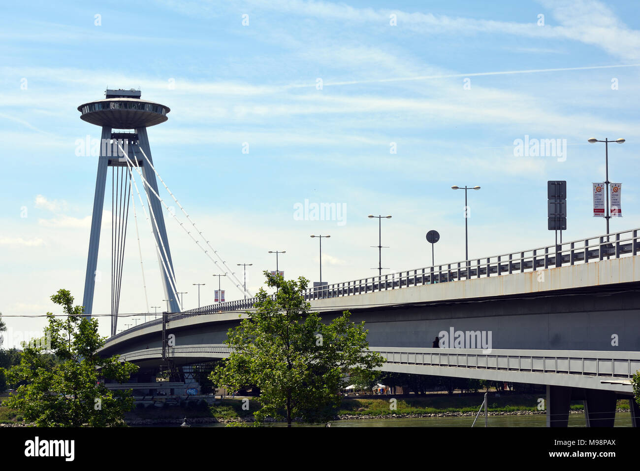 Bratislava, Slowakei - 14. Juni 2017: Brücke der Slowakischen Nationalen Aufstandes SNP über die Donau in Bratislava - Slowakei. Stockfoto