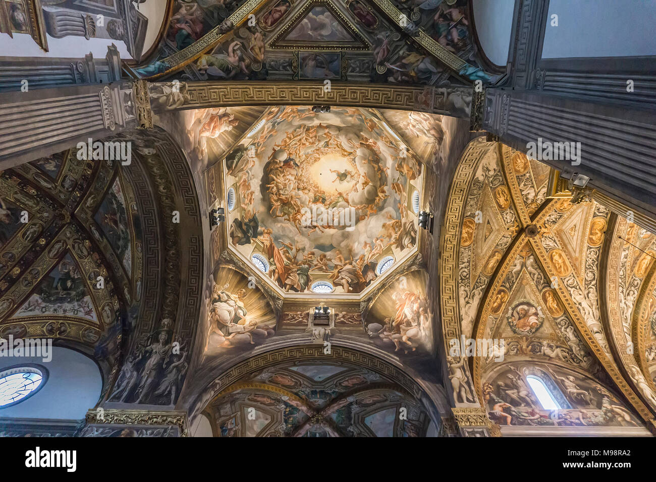 PARMA, Italien - 17. FEBRUAR 2018: Innenraum der Kathedrale von Parma in Italien. Es ist eine wichtige Italienische romanische Kathedrale. Stockfoto