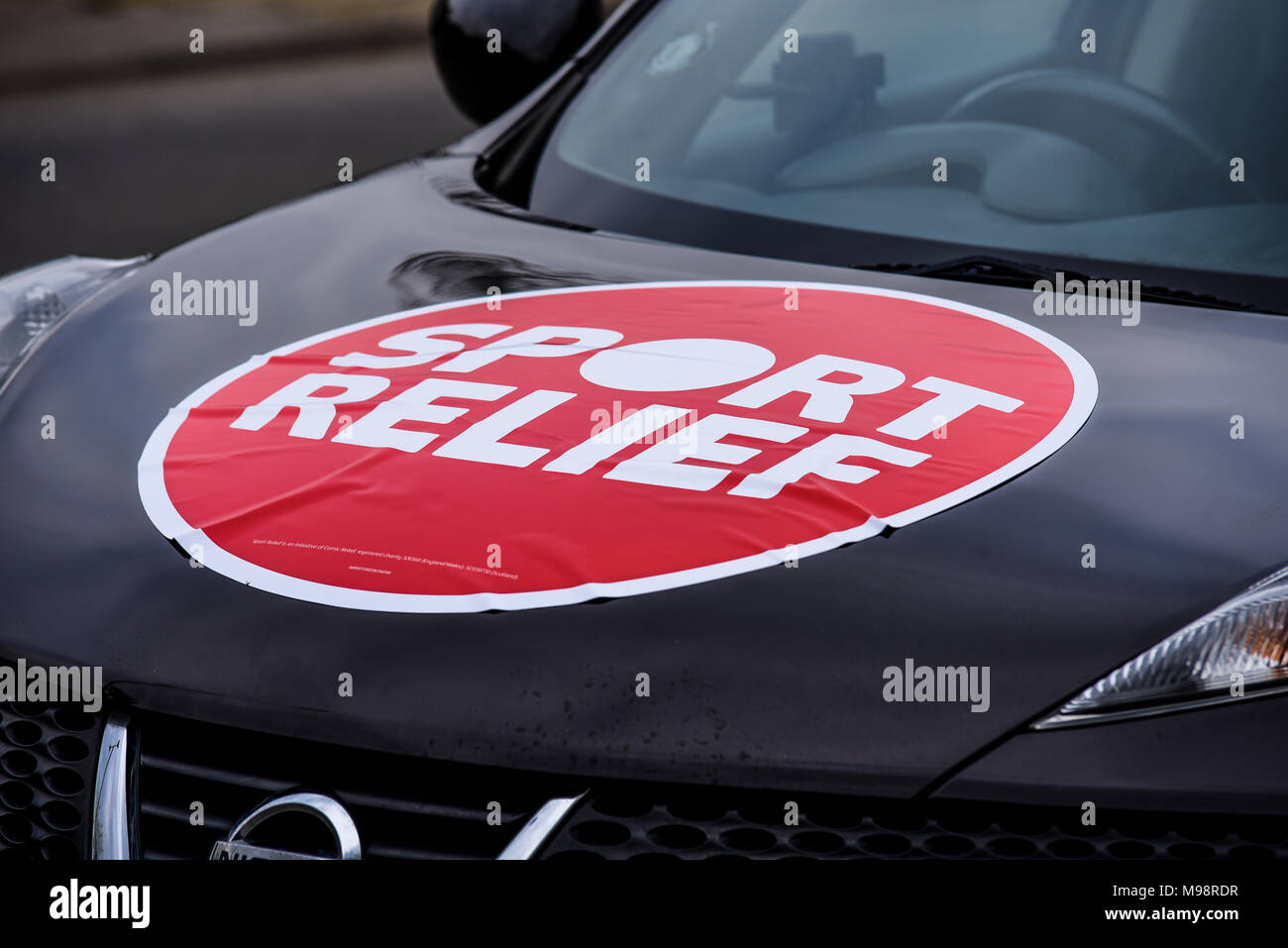 Sport Relief logo Aufkleber schlecht an der Motorhaube eines Nissan Juke Stockfoto