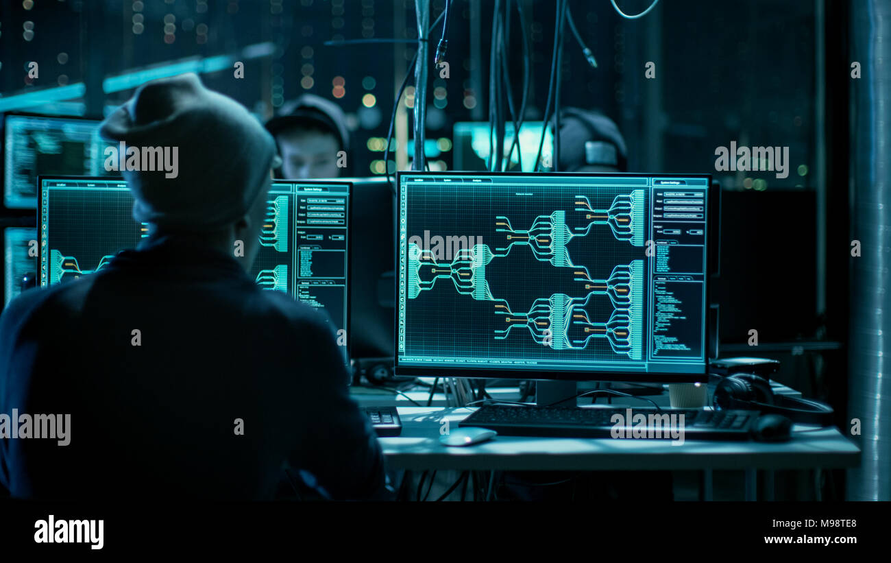 Team von international gesuchten Hacker Teem Organisation erweiterte Malware Angriff auf Corporate Server. Hacker arbeitet an seinem Computer. Es ist dunkel. Stockfoto