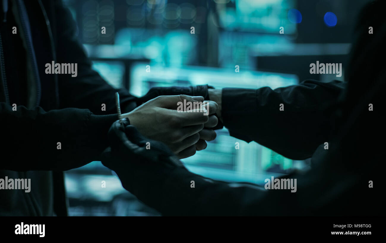 Nahaufnahme der Hacker, die Handschellen an seinem versteckten Ort