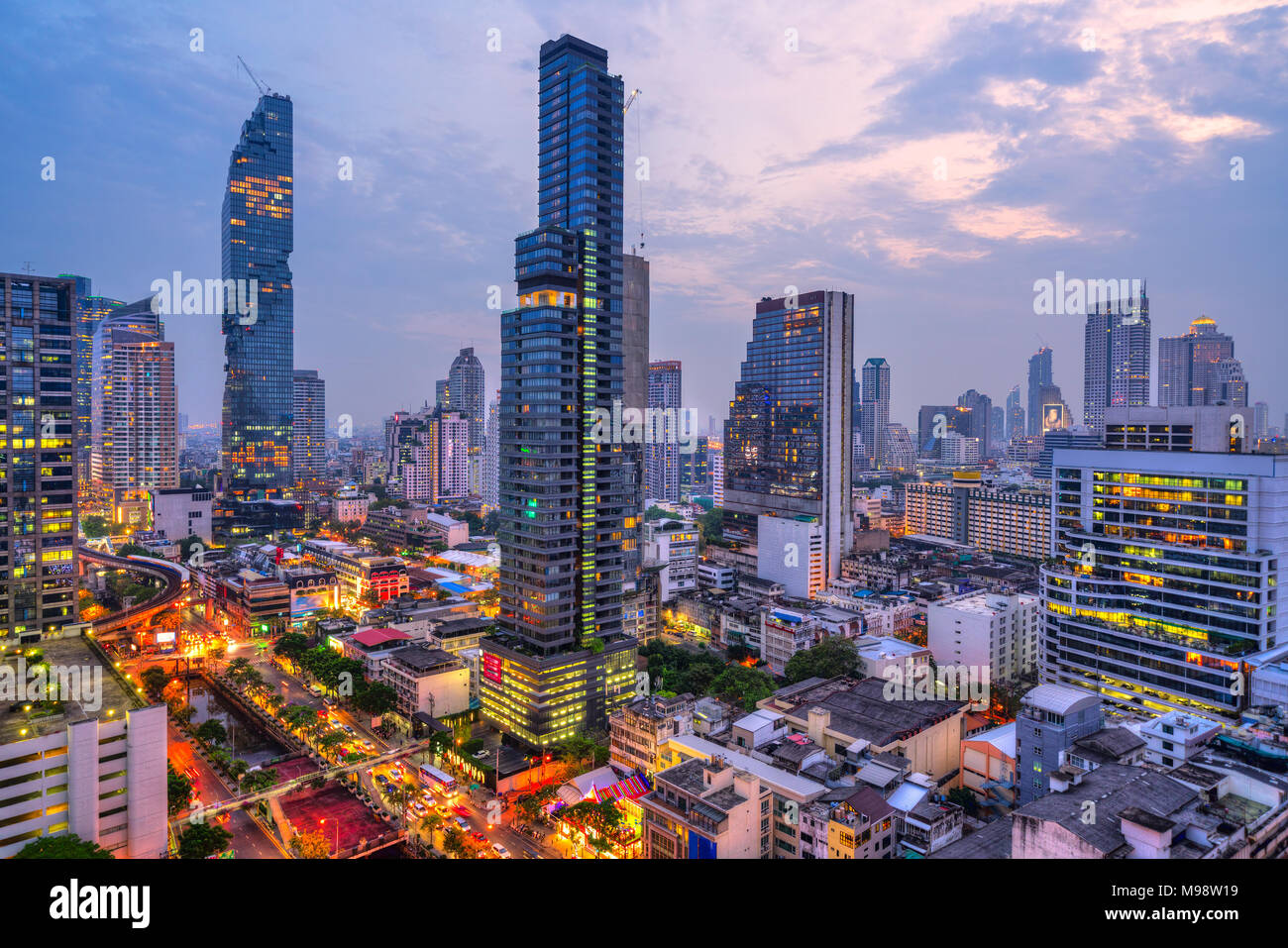 Luftaufnahme der Skyline von Bangkok bei Sonnenuntergang, Bangkok, Thailand. Stockfoto