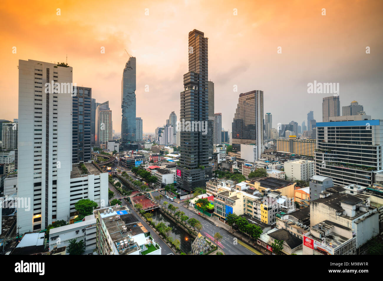 Luftaufnahme der Skyline von Bangkok bei Sonnenuntergang, Bangkok, Thailand. Stockfoto