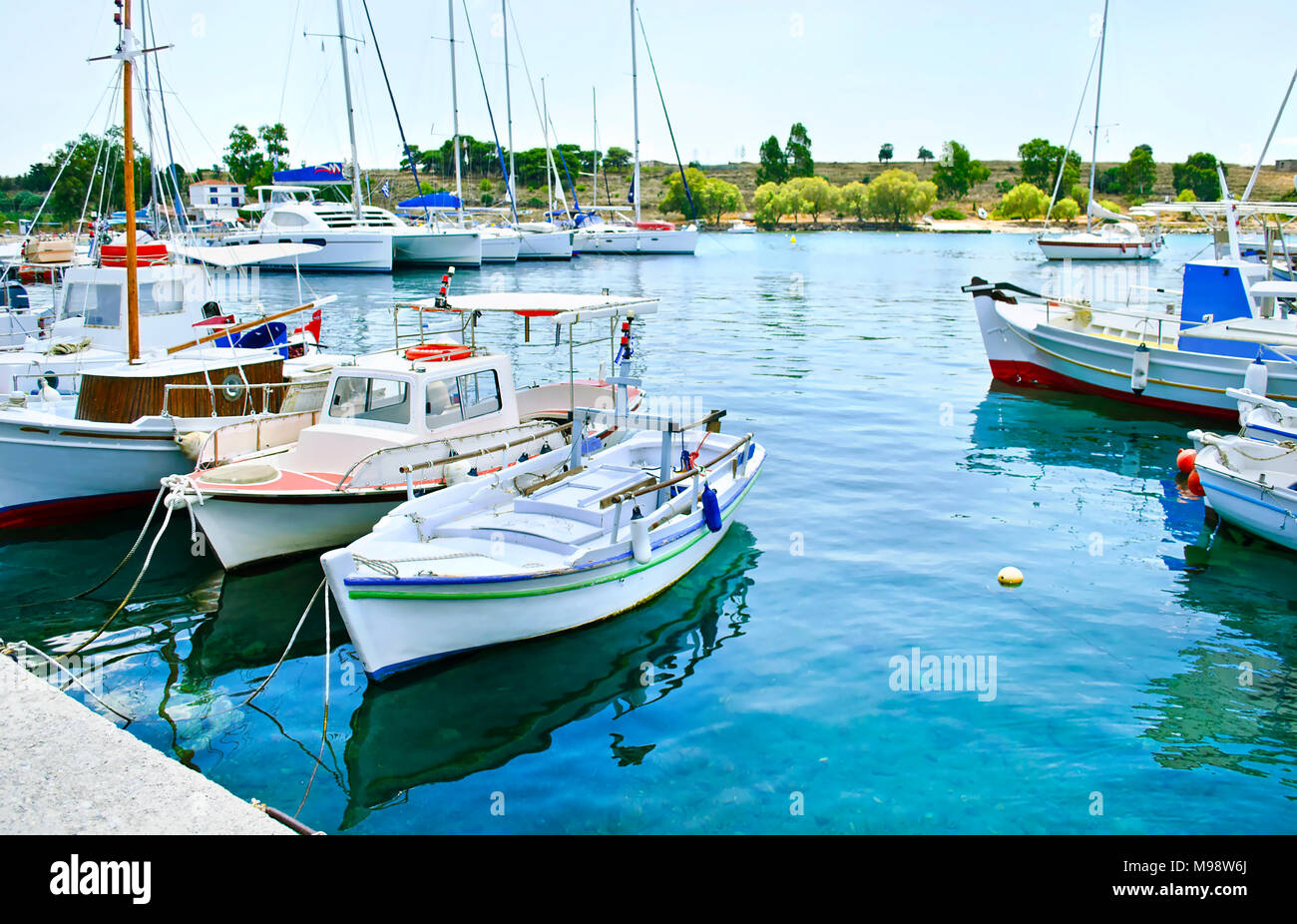Kleiner Hafen mit Booten auf Ägäis Griechenland wider Stockfoto