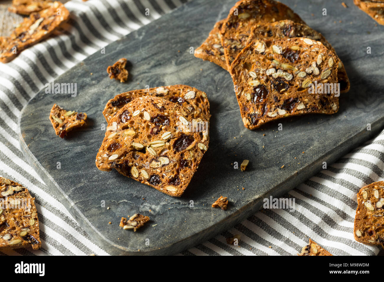 Hausgemachte Pecan und Cranberry Kekse mit Samen Stockfoto