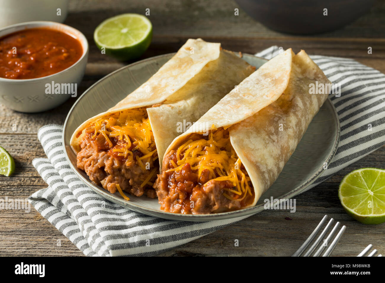 Hausgemachten Bohnen und Käse Burrito in einer Tortilla Stockfoto