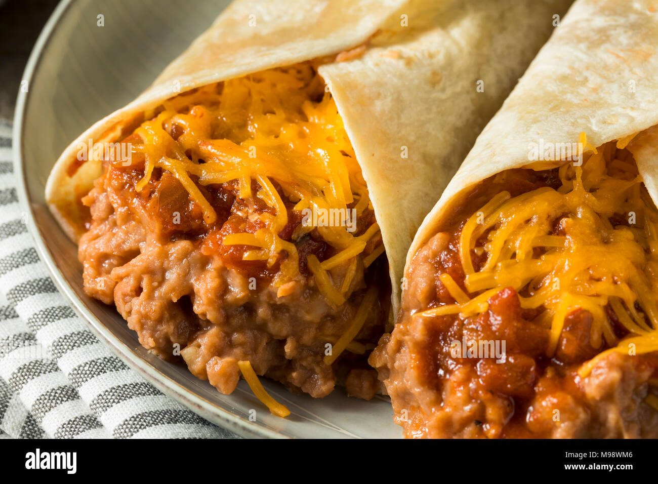 Hausgemachten Bohnen und Käse Burrito in einer Tortilla Stockfoto