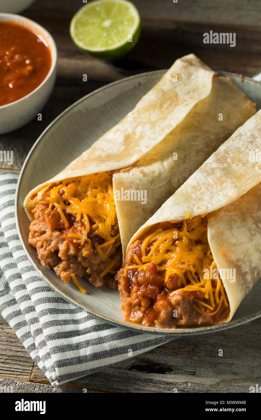 Hausgemachten Bohnen und Käse Burrito in einer Tortilla Stockfoto