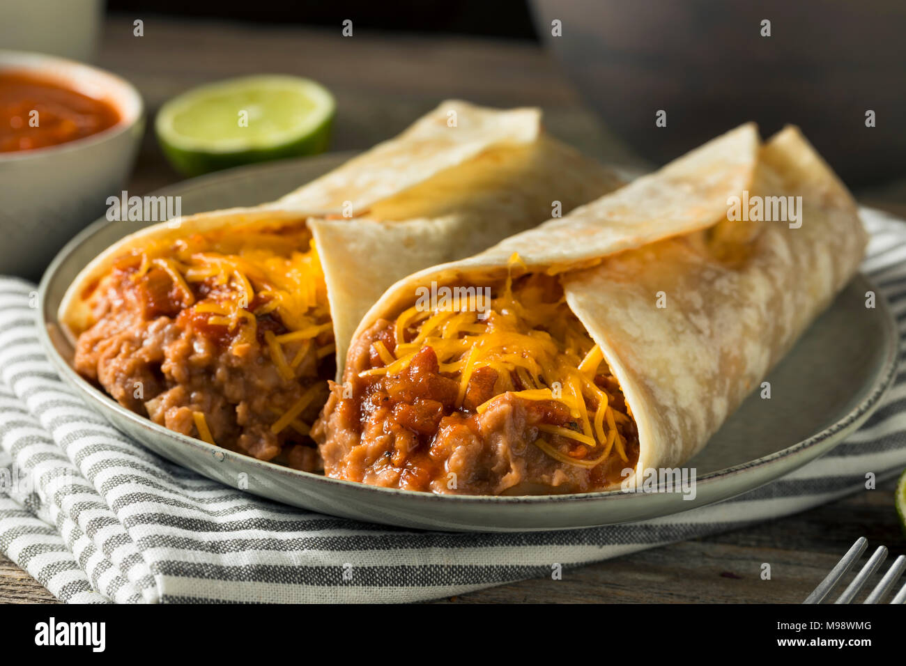 Hausgemachten Bohnen und Käse Burrito in einer Tortilla Stockfoto