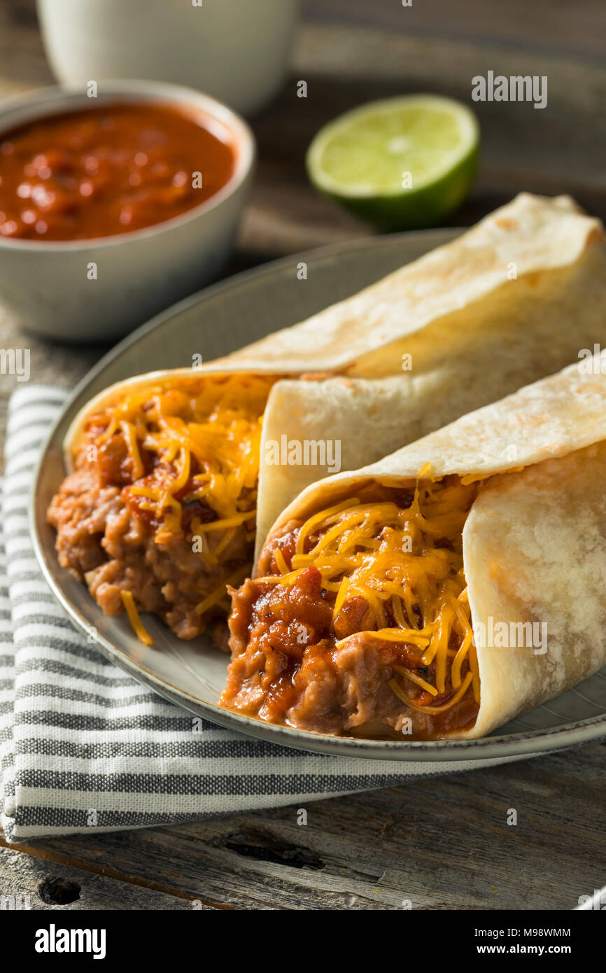 Hausgemachten Bohnen und Käse Burrito in einer Tortilla Stockfoto