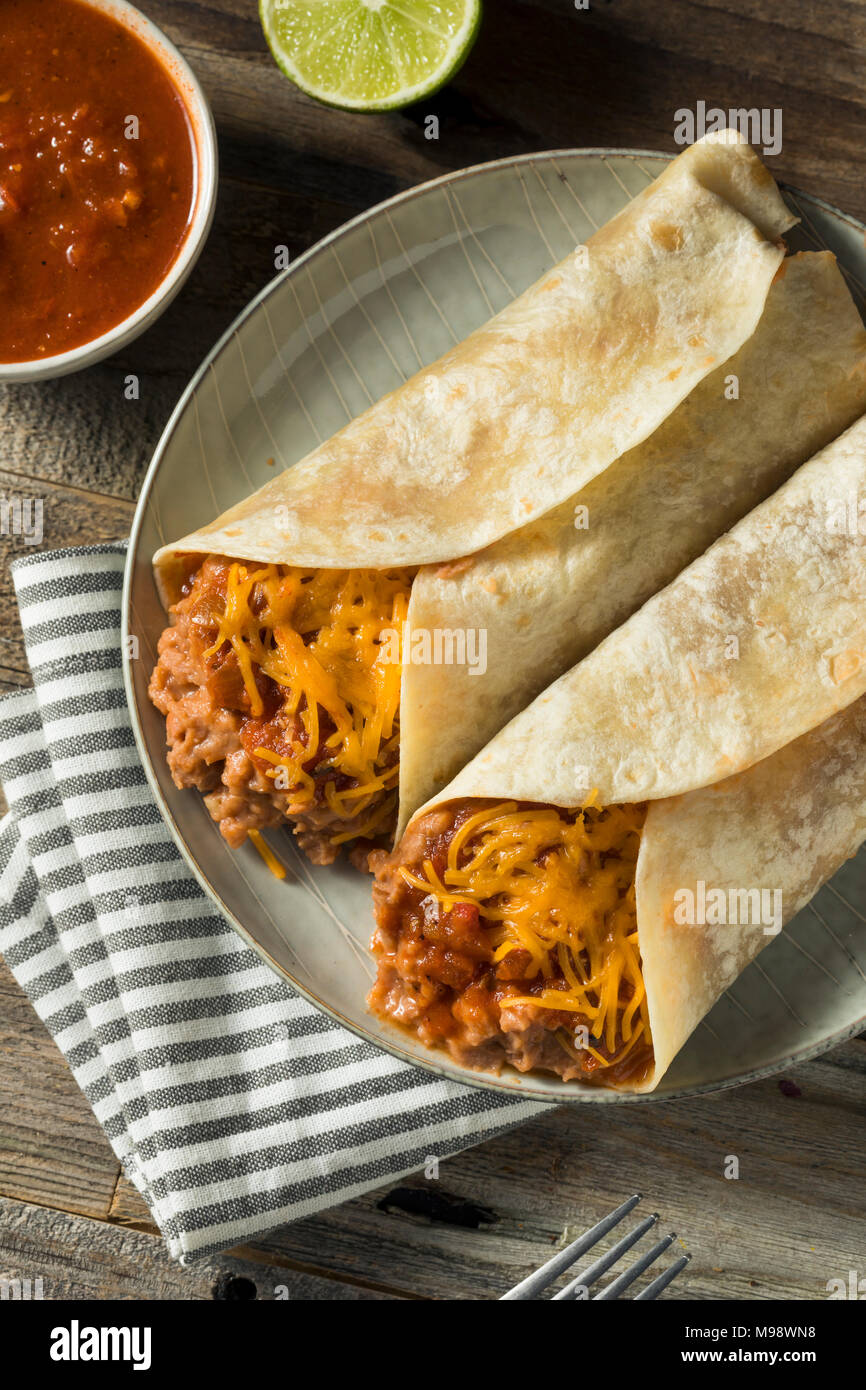 Hausgemachten Bohnen und Käse Burrito in einer Tortilla Stockfoto
