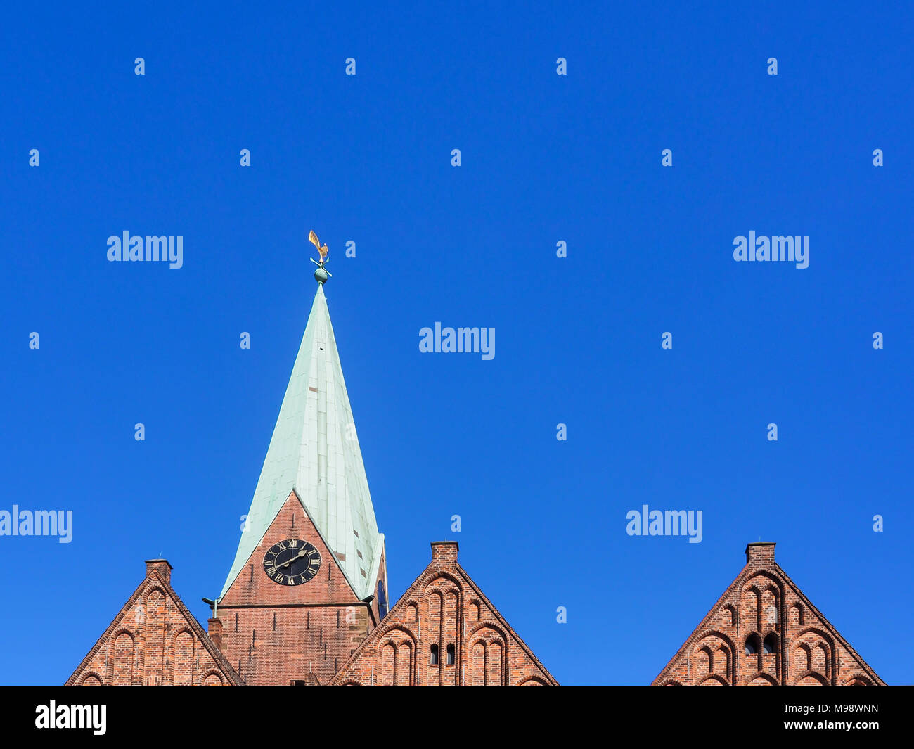 Turm und Giebel der Kirche St. Martini in der Altstadt von Bremen, Deutschland Stockfoto