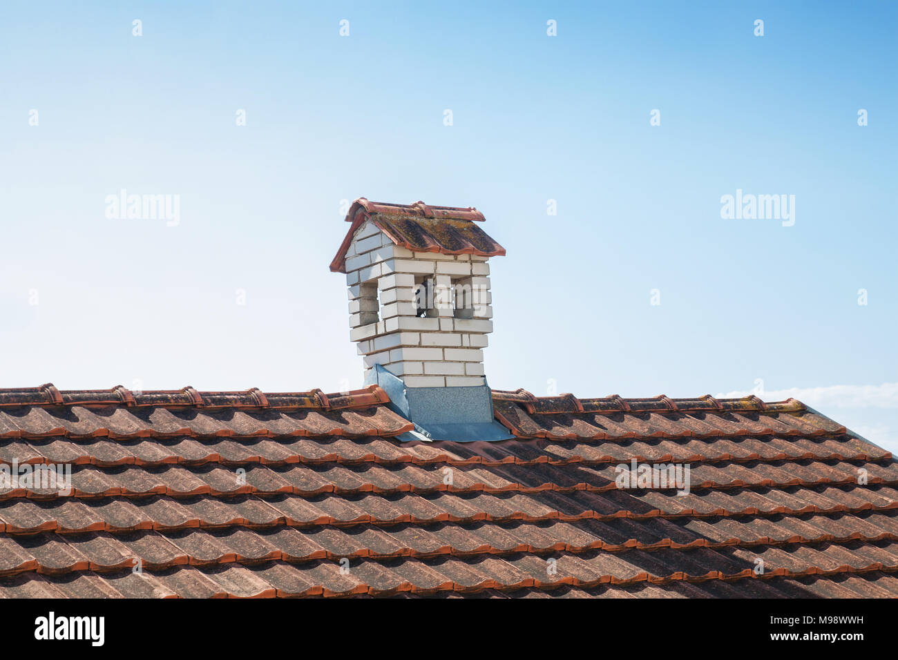 Nahaufnahme der Schornstein wie ein kleines Haus auf dem Dach Stockfoto