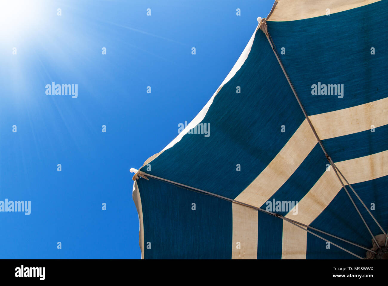 Sonnenschirm im blauen Himmel mit sonnigen/ Stockfoto