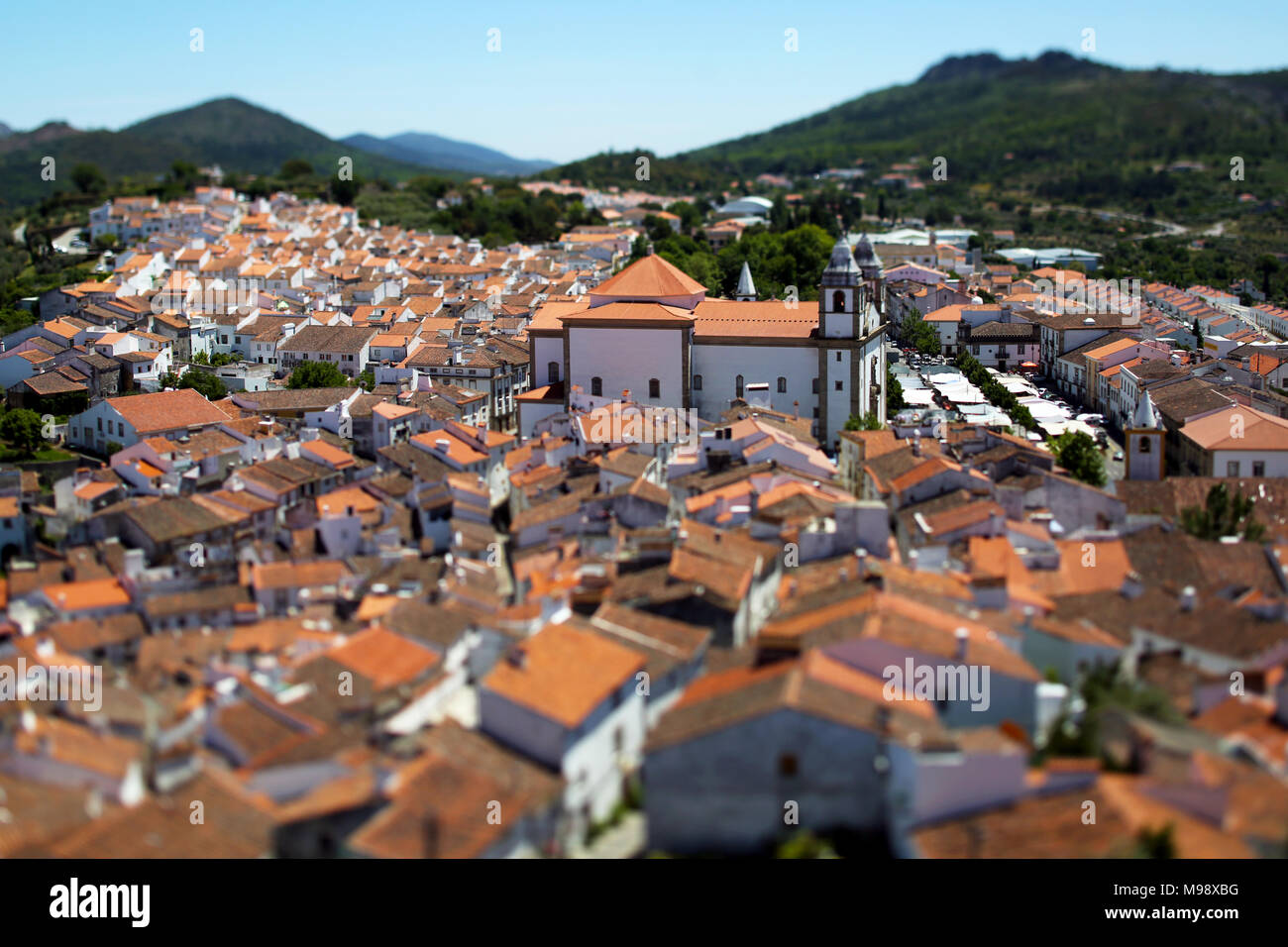 Castelo de Vide, wie von einem tilt & shift Objektiv gesehen, mit der Kirche von Santa Maria da devesa Stockfoto