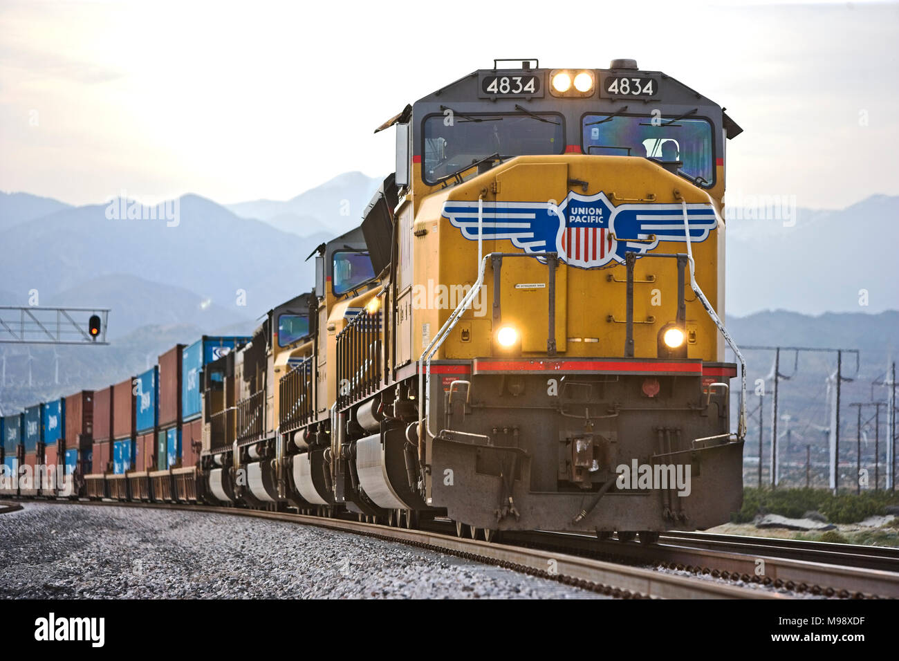 Güterzug bewegt sich durch das Coachella Valley im südlichen Kalifornien durch eine Zeichenkette von Union Pacific Diesellokomotiven gezogen Stockfoto