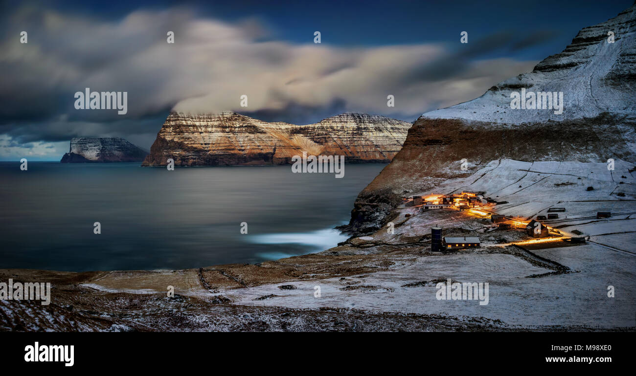 Trollanes Dorf auf Kalsoy Insel mit Vidoy und Kunoy Inseln in der Nacht, Färöer Inseln Stockfoto