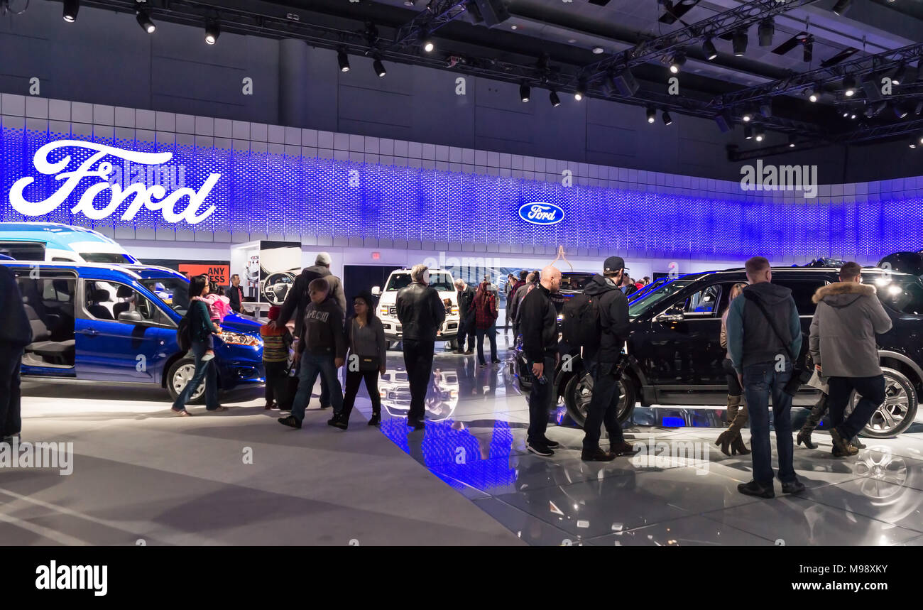 Toronto, Kanada - 2018-02-19: Besucher von 2018 Canadian International AutoShow auf Ford Motor Company Exposition Stockfoto