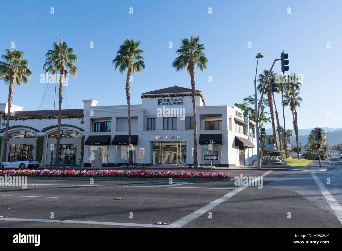 Palm Desert, CA - 12. Dezember 2017 - Geschäfte auf El Paseo an der Ecke von El Paseo und Monterey Ave./Landstraße 74. El Paseo ist als Rodeo Drive o bekannt Stockfoto