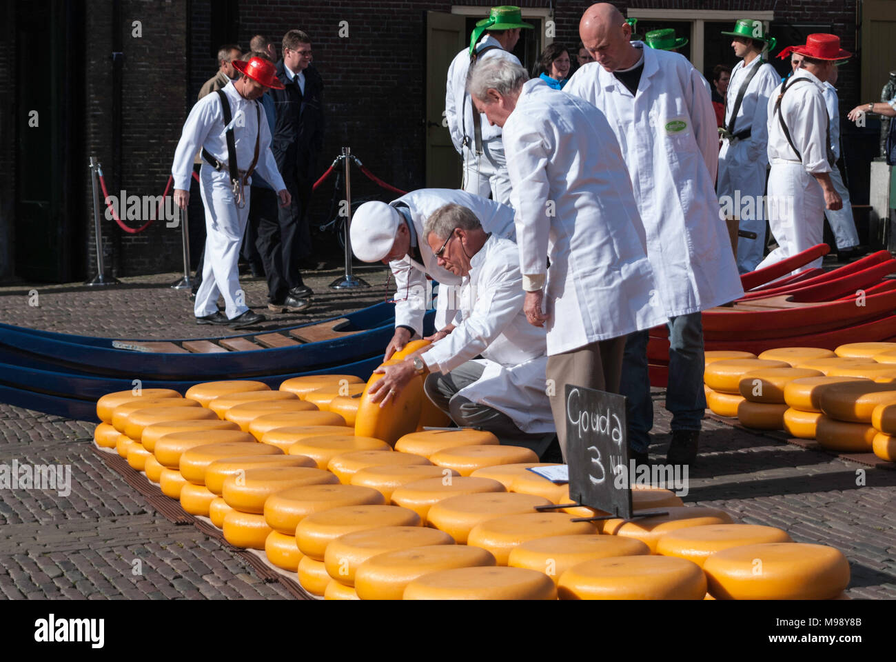 ALKMAAR, Niederlande - ca. April 2007 - jeden Freitag von April bis September der Käsemarkt findet statt auf dem Platz Waagplein in t Stockfoto