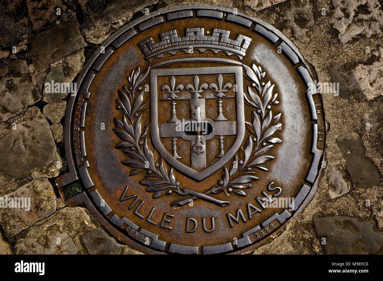 Reich verzierte Kanaldeckel auf den Straßen des historischen Stadt Le Mans, Frankreich zeigt die Wappen der Bereich und die Inschrift Ville Le Mans Stockfoto
