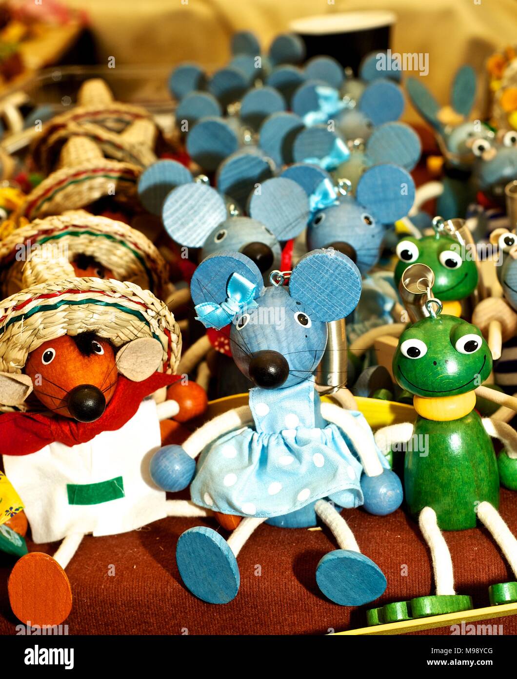 Reihen von Spielzeug Mäusen, Fröschen auf Verkauf Shrewsbury Flower Festival 2016 Stockfoto