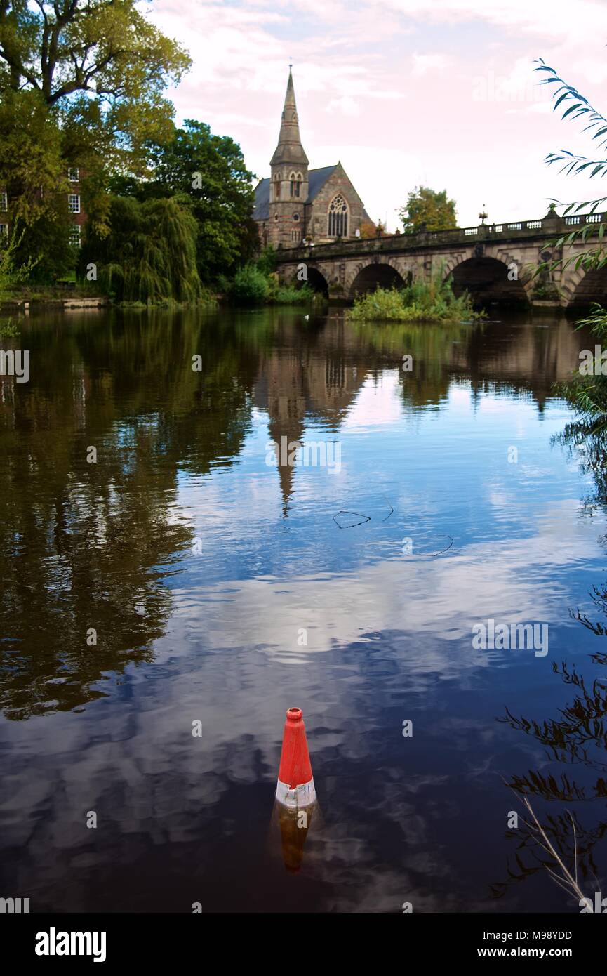 Englisch Brücke in Shrewsbury, England nach dem Fluss Severn Überschwemmungen in der historischen Shropshire Stadt. Reflexion der Kirche und Bäume im Wasser Stockfoto