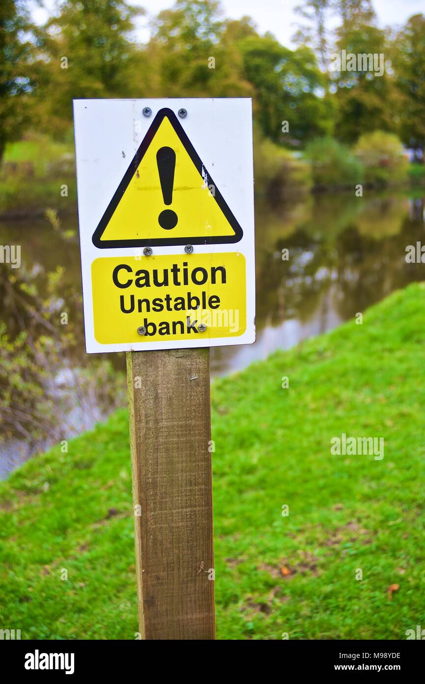 Warnschild - instabile Banken den Severn in Shrewsbury Stockfoto