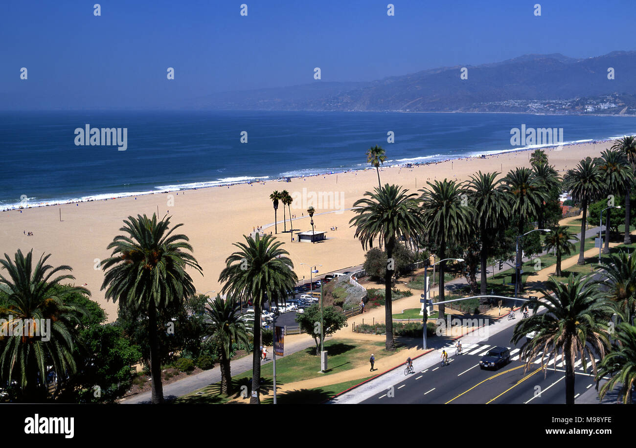 Blick auf Küste und Strand von Santa Monica aus über die täuschungen in Palisades Park in Los Angeles, Kalifornien Stockfoto