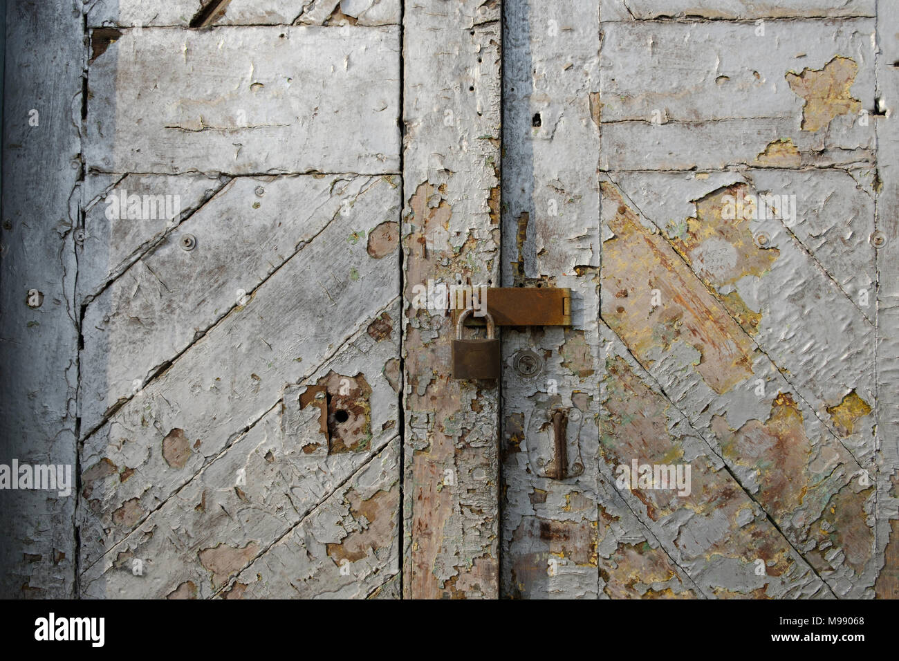 Alte Holztür, mit Vorhängeschloss gesichert - vintage Tür Stockfoto