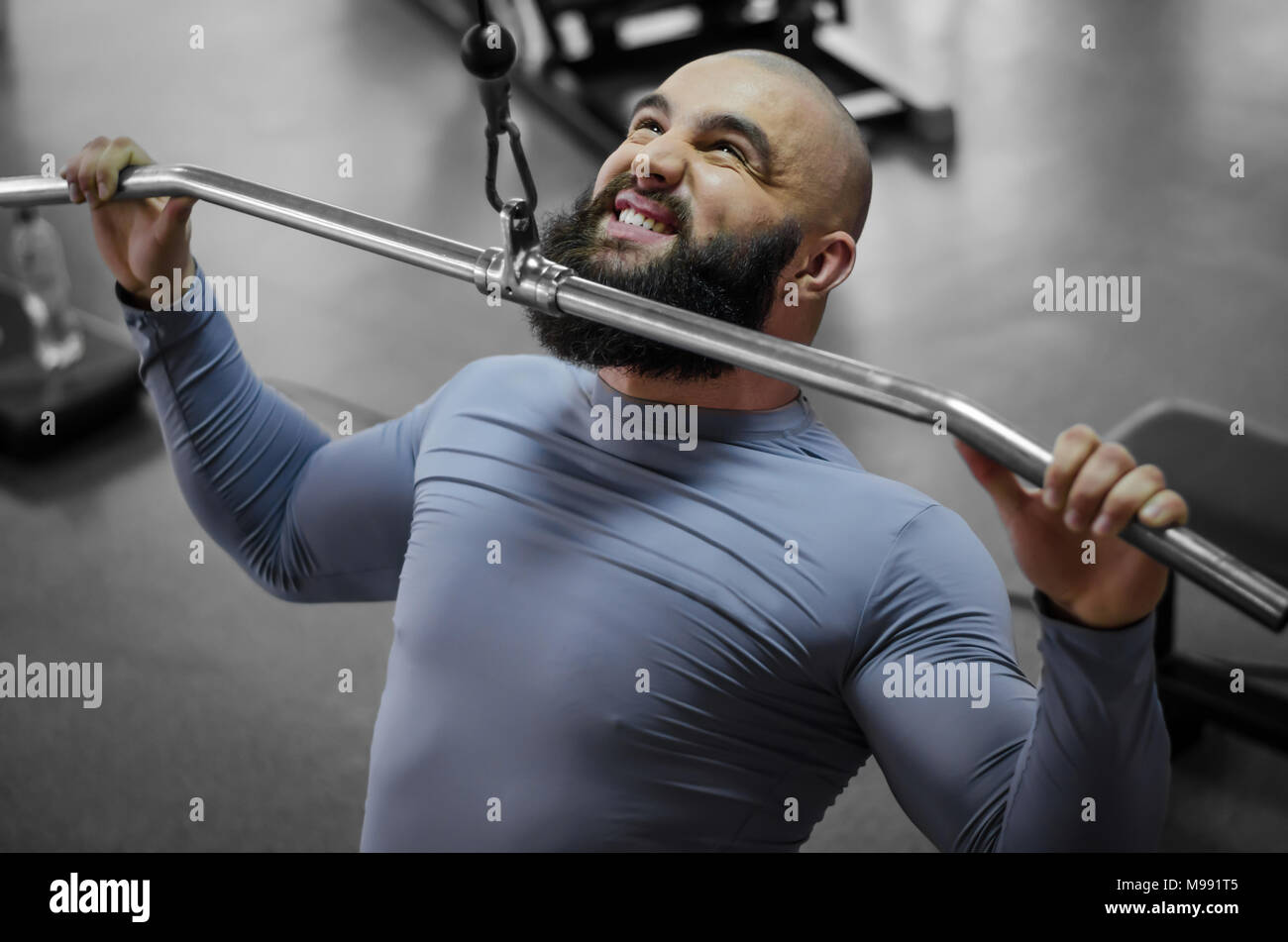 Gefühle von professionellen Athleten nach unten ziehen schweres Gewicht, Sport Training Stockfoto