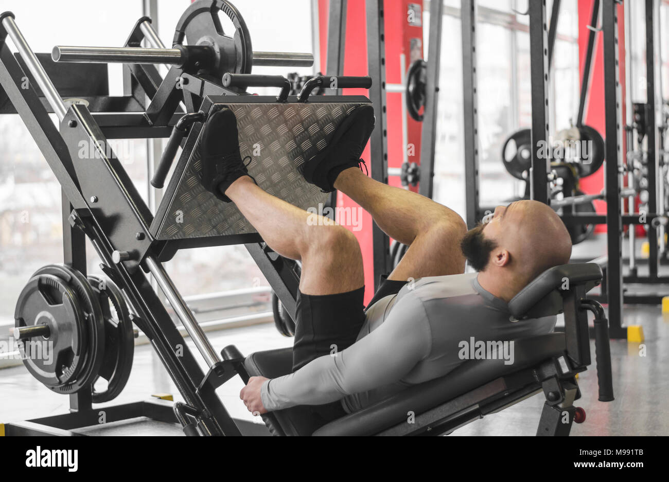 Professioneller Athlet tun Bein Tag Routine im Fitnessstudio, die Vorbereitung auf den Wettbewerb Stockfoto