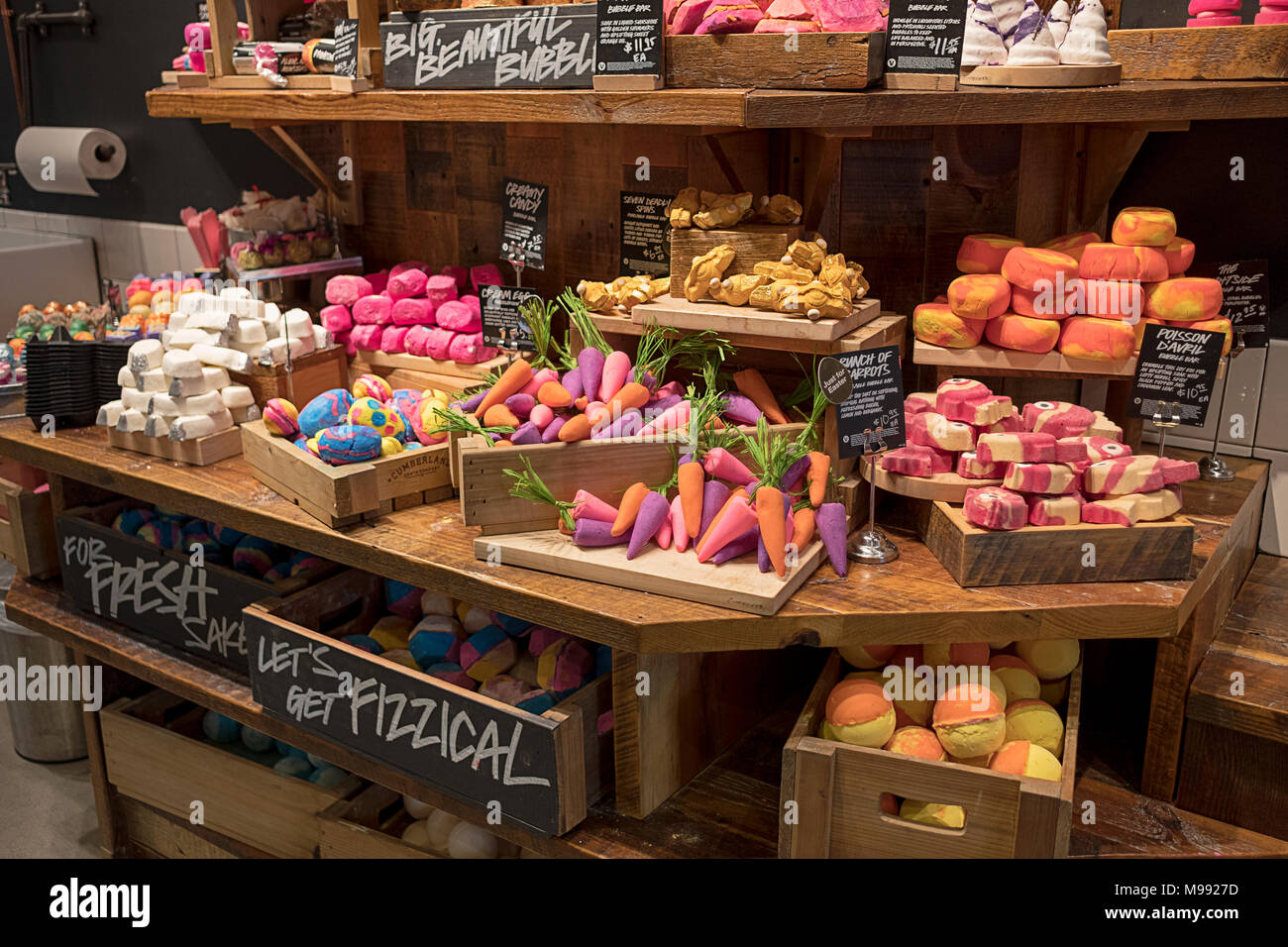 Bunte Seifen, wie Essen auf Anzeige an der üppigen Kosmetik suchen Store auf der West 14. Straße in Greenwich Village, New York City. Stockfoto