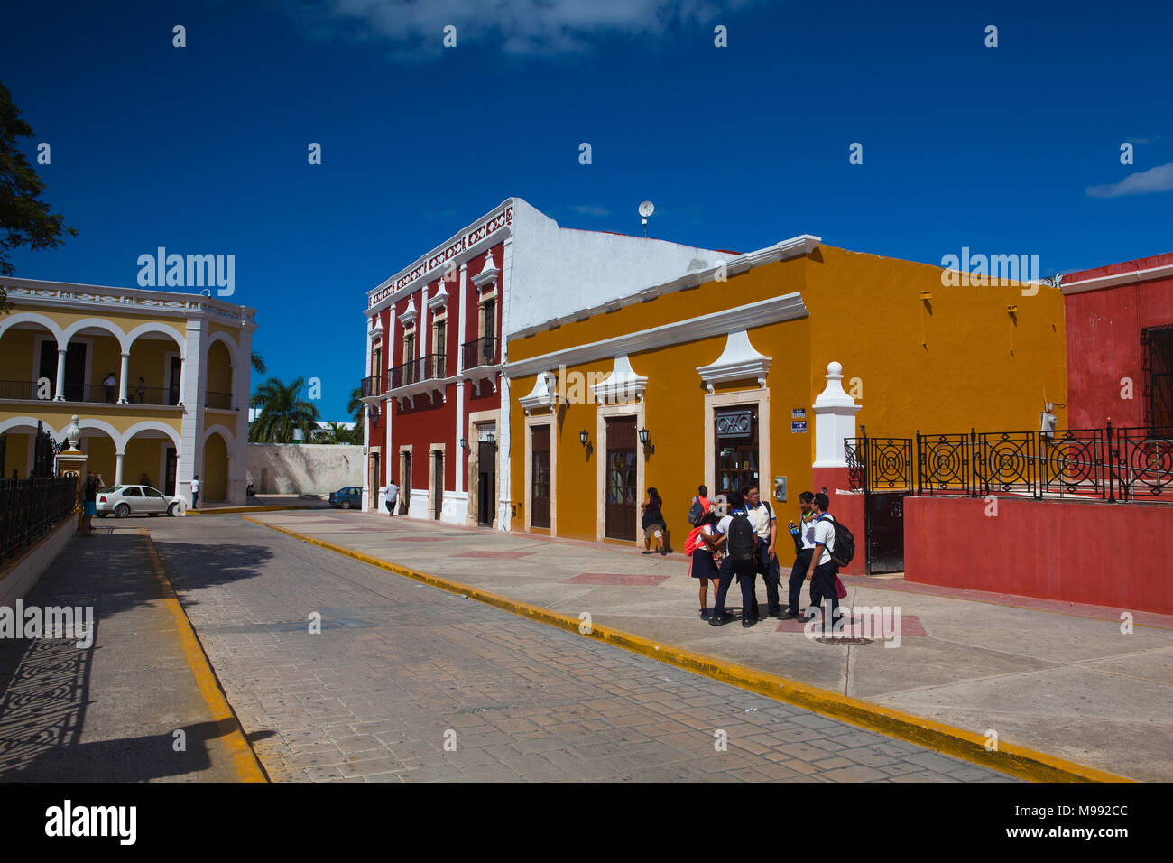 Campeche, Mexiko - Januar 31,2018: Typische koloniale Straße in Campeche, Mexiko. Historische Festungsstadt Campeche - UNESCO-Weltkulturerbe. Stockfoto
