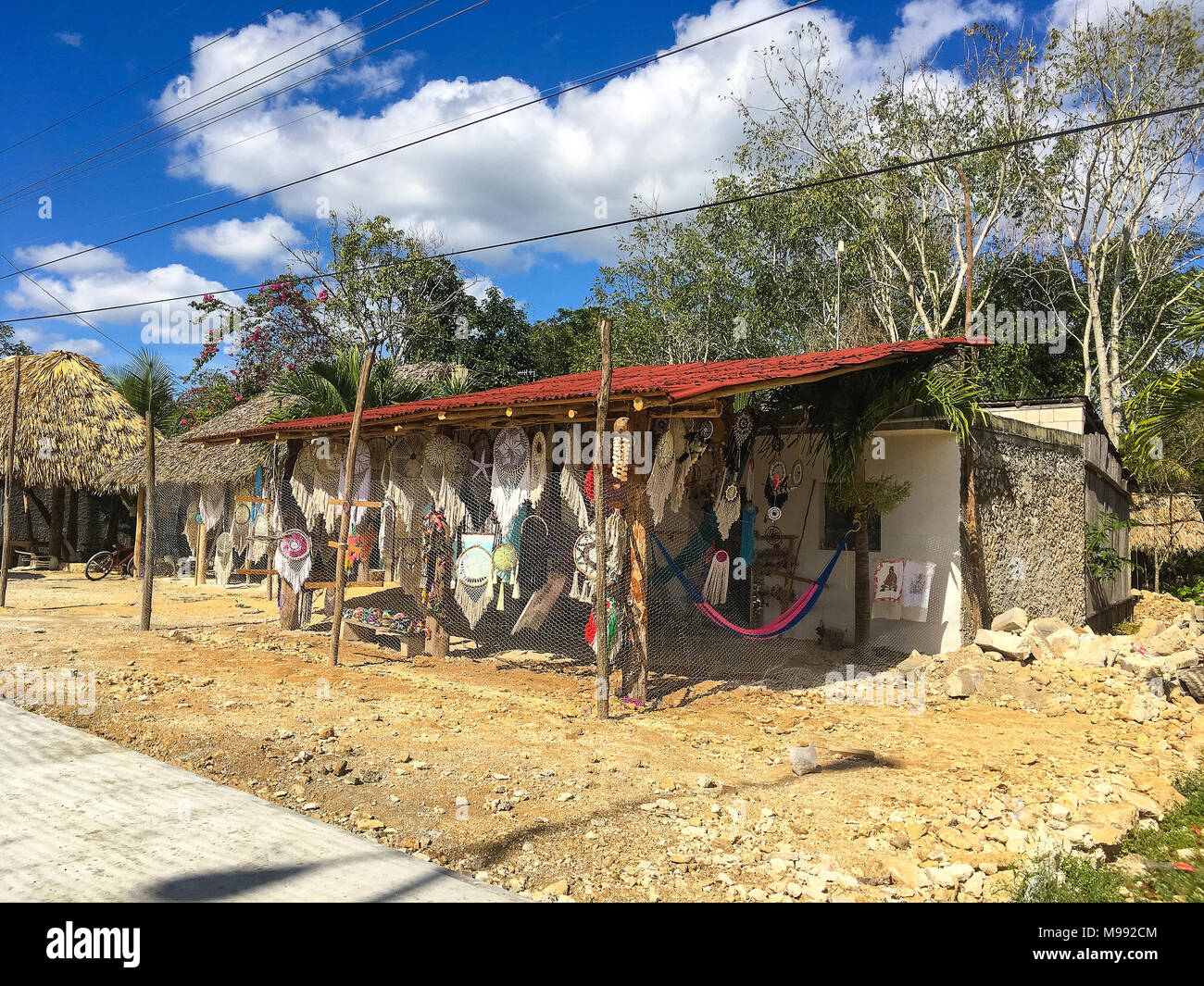 Coba, Mexiko - Februar 4,2018: Die lokale Bunte touristische Geschäft mit traditionellen mexikanischen Souvenirs. Stockfoto