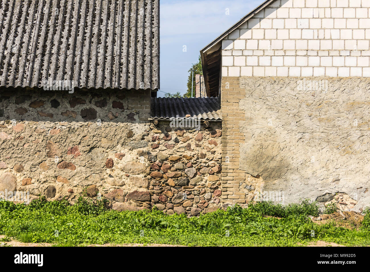 Schieferdächern und Steinmauern von Scheunen, die den landwirtschaftlichen Hof. Das Ende des Sommers. Podlasien, Polen. Stockfoto