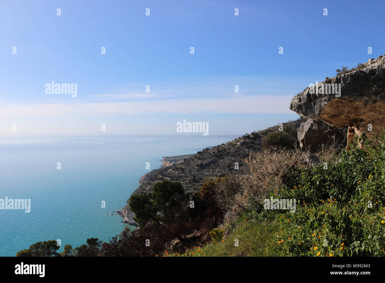 Wandern Sie die Klippen entlang einer festgelegten Weg, mit diesem wunderschönen Rock Zaun einen schönen Bilderrahmen einrichten Stockfoto